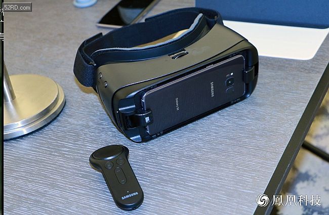 带遥控手柄的gear vr