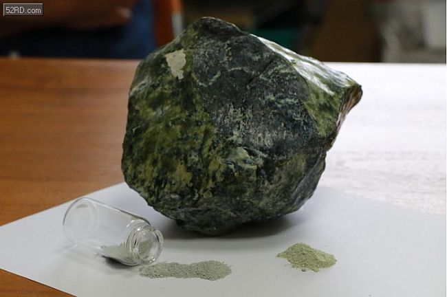 蛇纹石是一种硅酸盐矿物群的名称(含有镁,铁,硅等成份),本身就带有